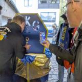 Martin darf aufkleben!