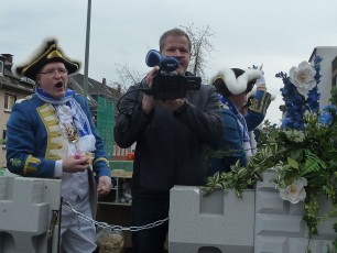 ... ein paar Aufnahmen vom Rosenmontagszug werden von unserem Wagen gemacht ... wegen der guten Aussicht!