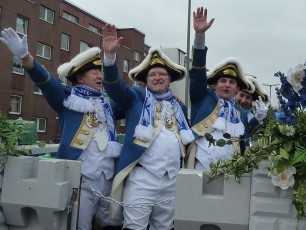 ... der ersten Rosenmontagszug in Uniform!