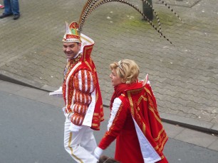 ... das Stadtprinzenpaar "kontrolliert" die Aufstellung des Zuges auf der Essener Strasse